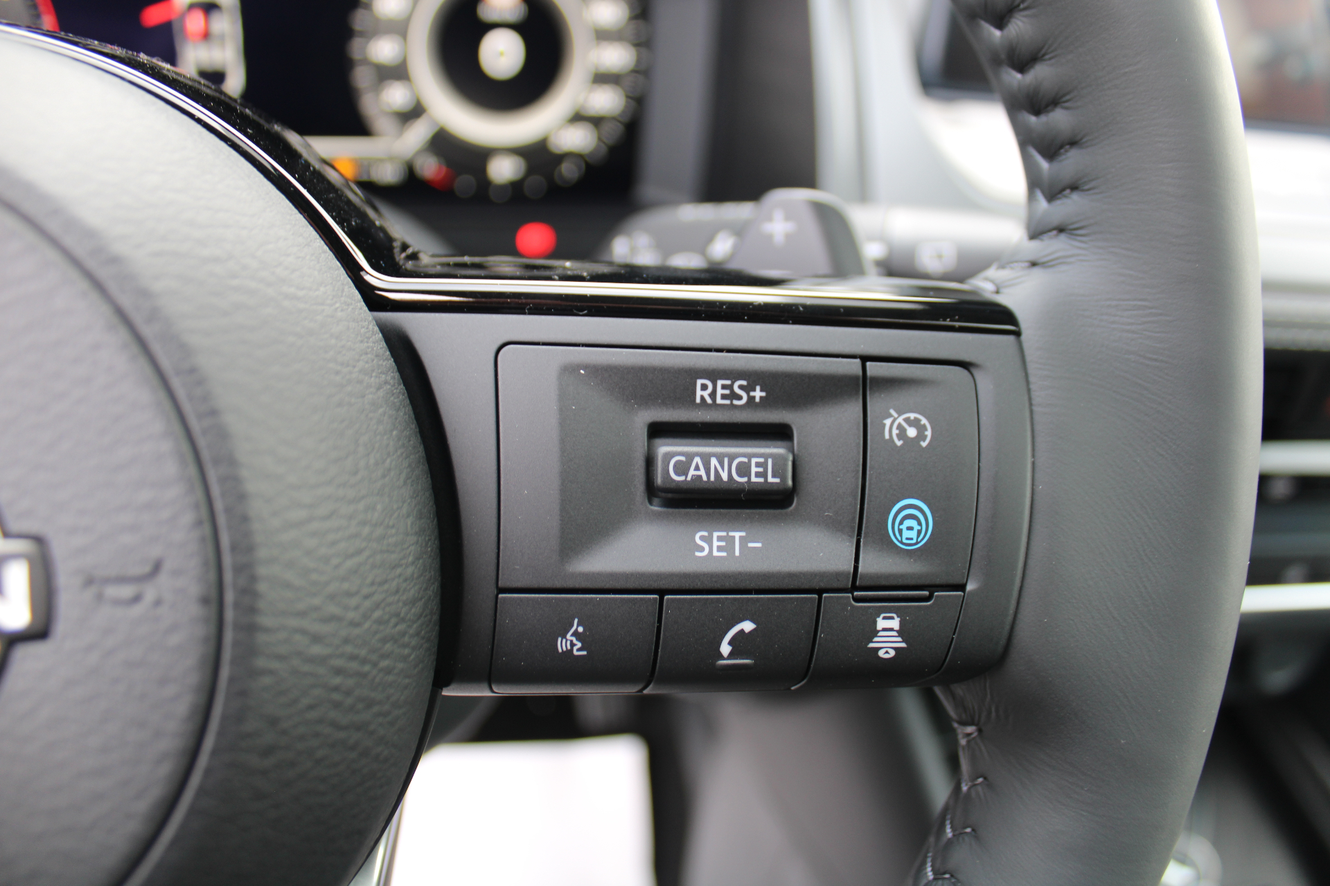Nissan QASHQAI Mild-Hybrid N-Connecta Xtronic + Glass Roof + Easy Pack